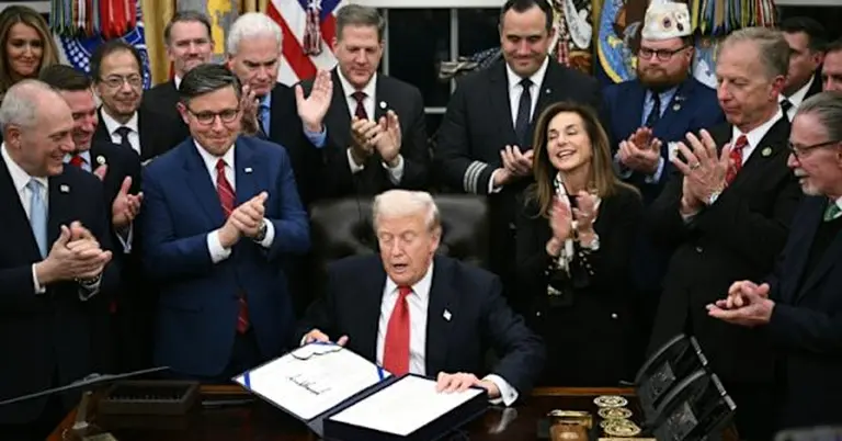 ডোনাল্ড ট্রাম্পের বিল সই করার মুহূর্ত